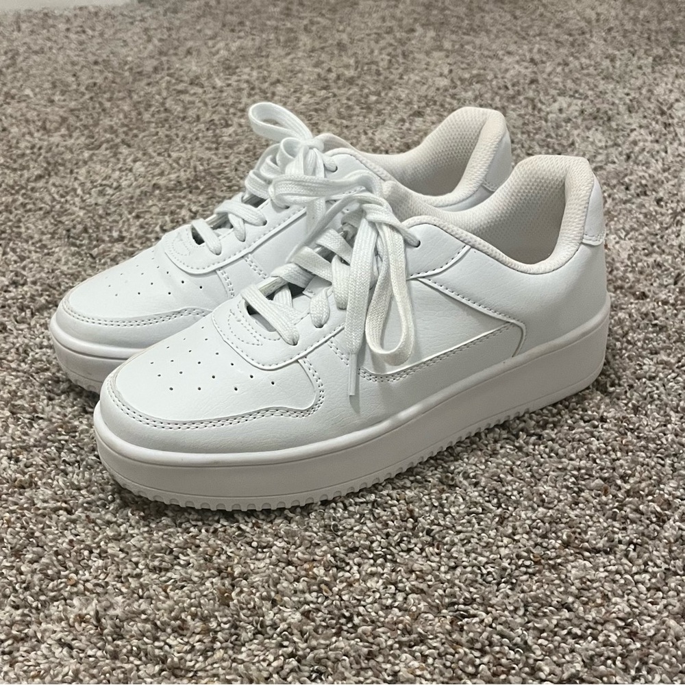 No Boundaries Womens Platform Memory Foam Casual Sneakers. White. Size 7